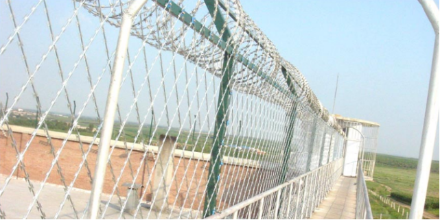 Cerca de alambre de púas