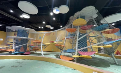 Redes para escalar: revelando la fusi&oacute;n de fitness y diversi&oacute;n en el parque vertical definitivo